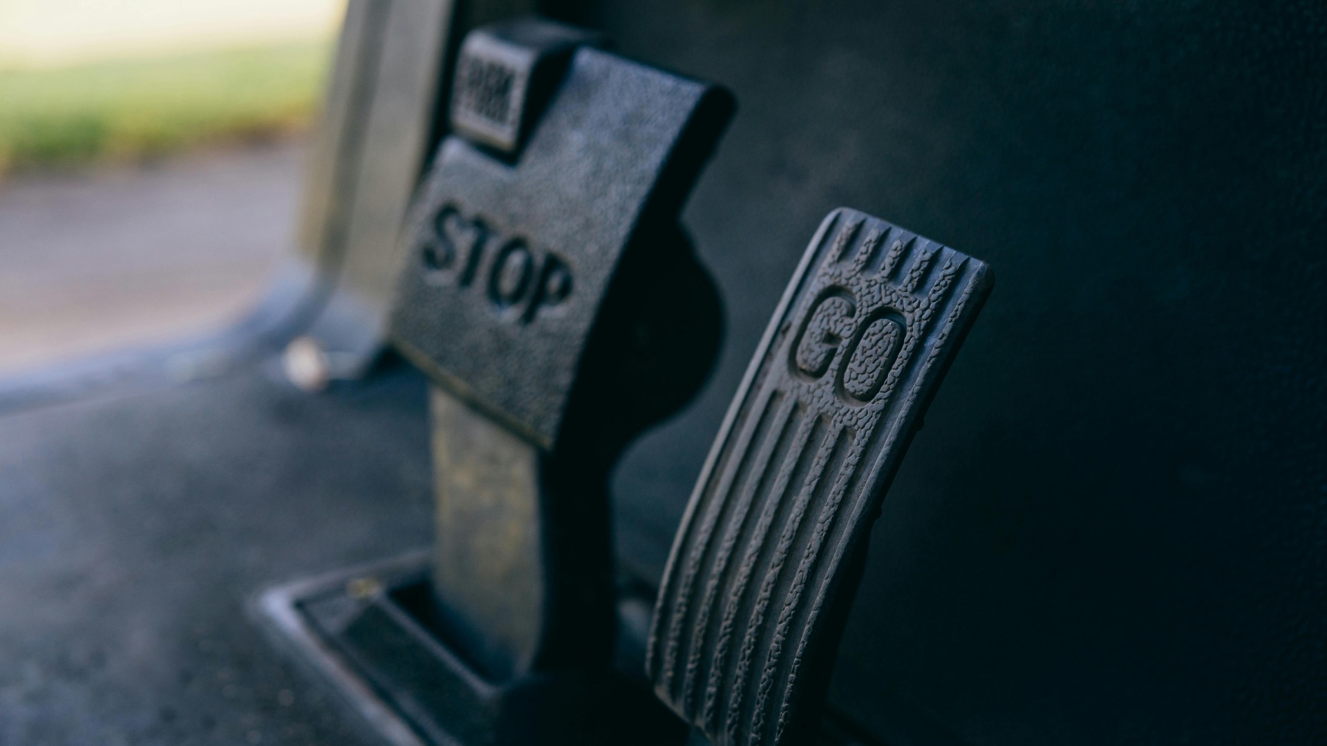 20 situations where you should immediately stop driving