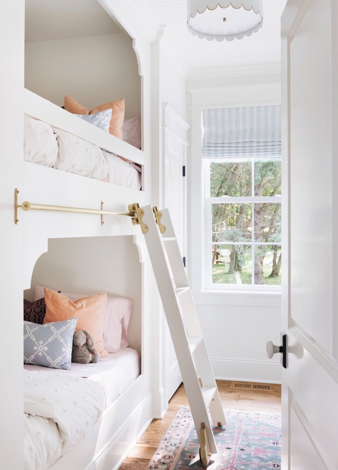 I grew up sharing a bedroom with my sibling, here are the pros and cons