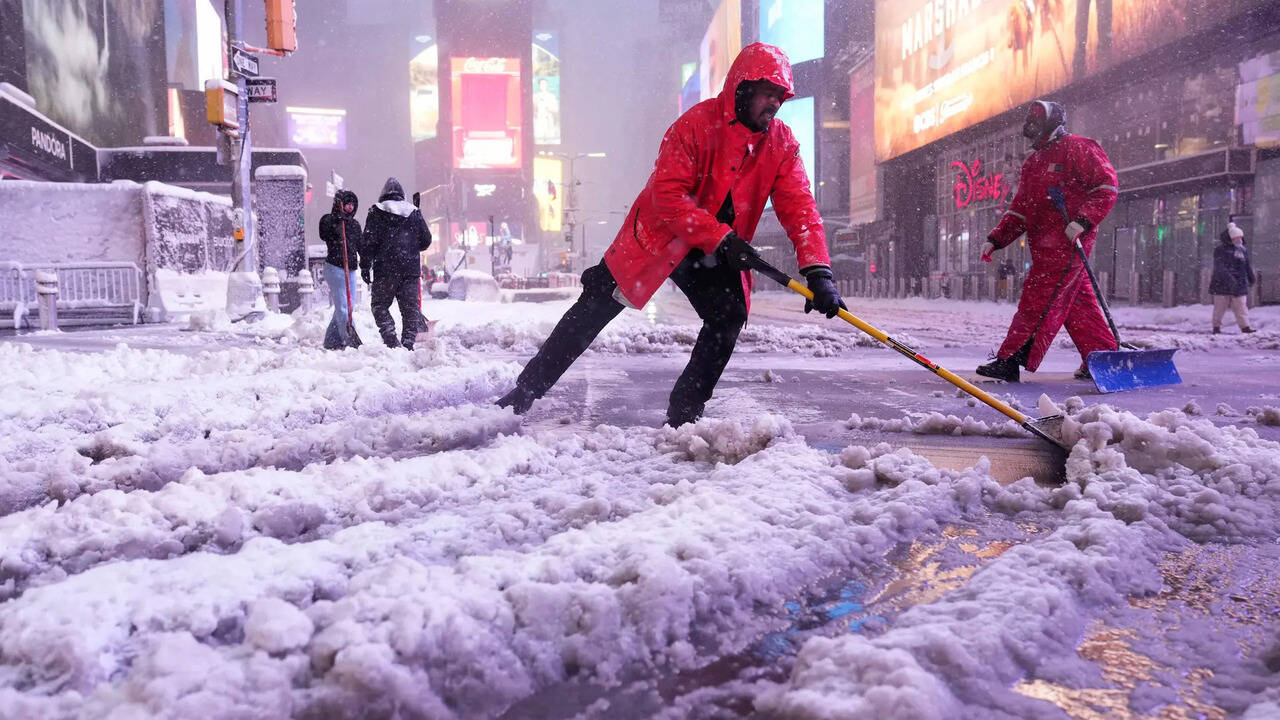 Northeast US faces intense snowfall and blizzard warnings