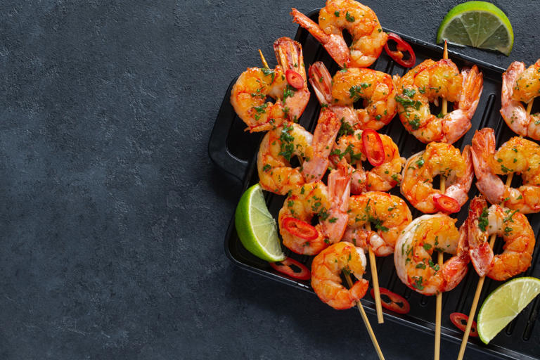Para empezar la semana: así se hacen estos camarones con tomate y limón