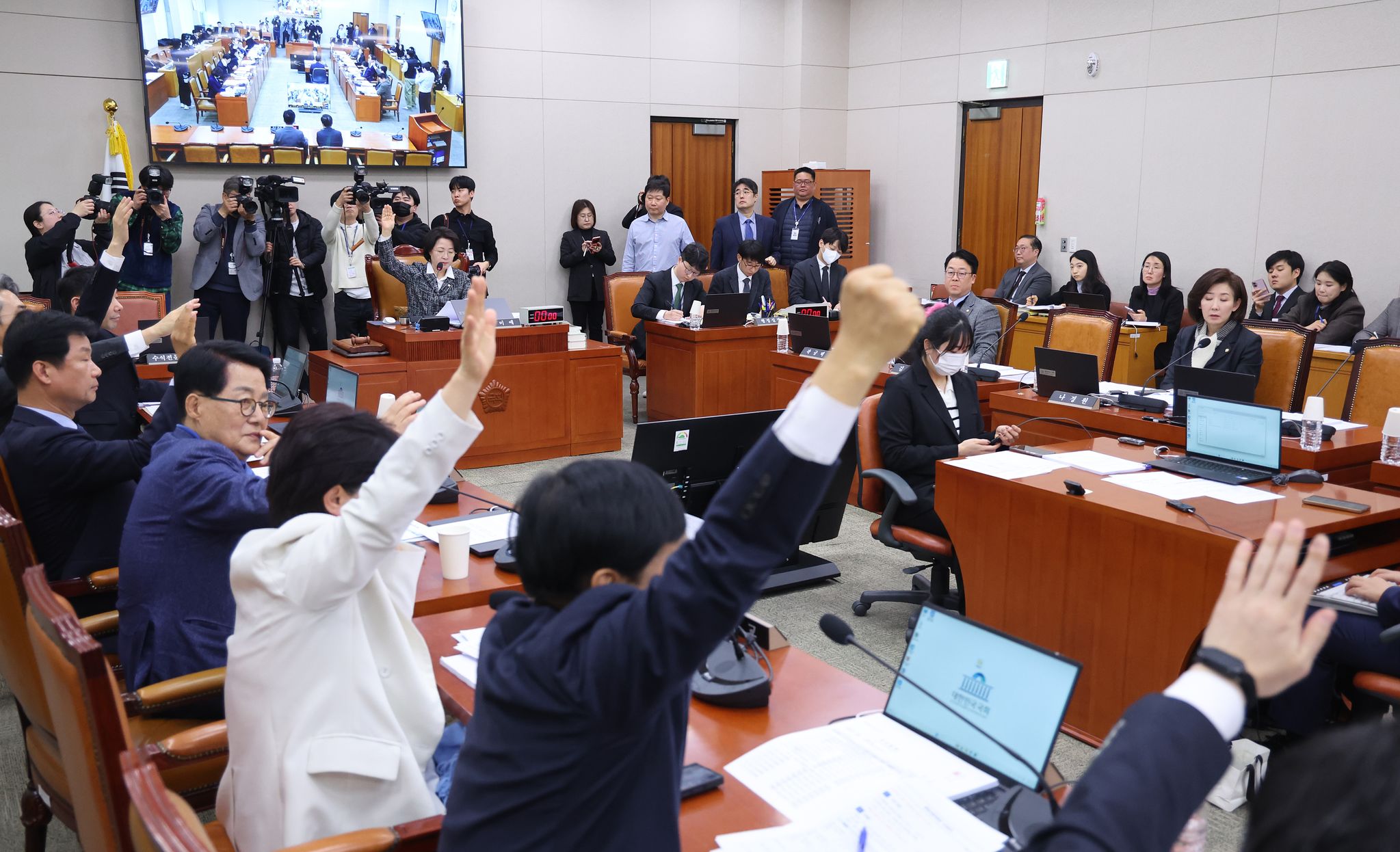 국민의힘 내분과 김길리의 귀국, 국회 아동학대 수사