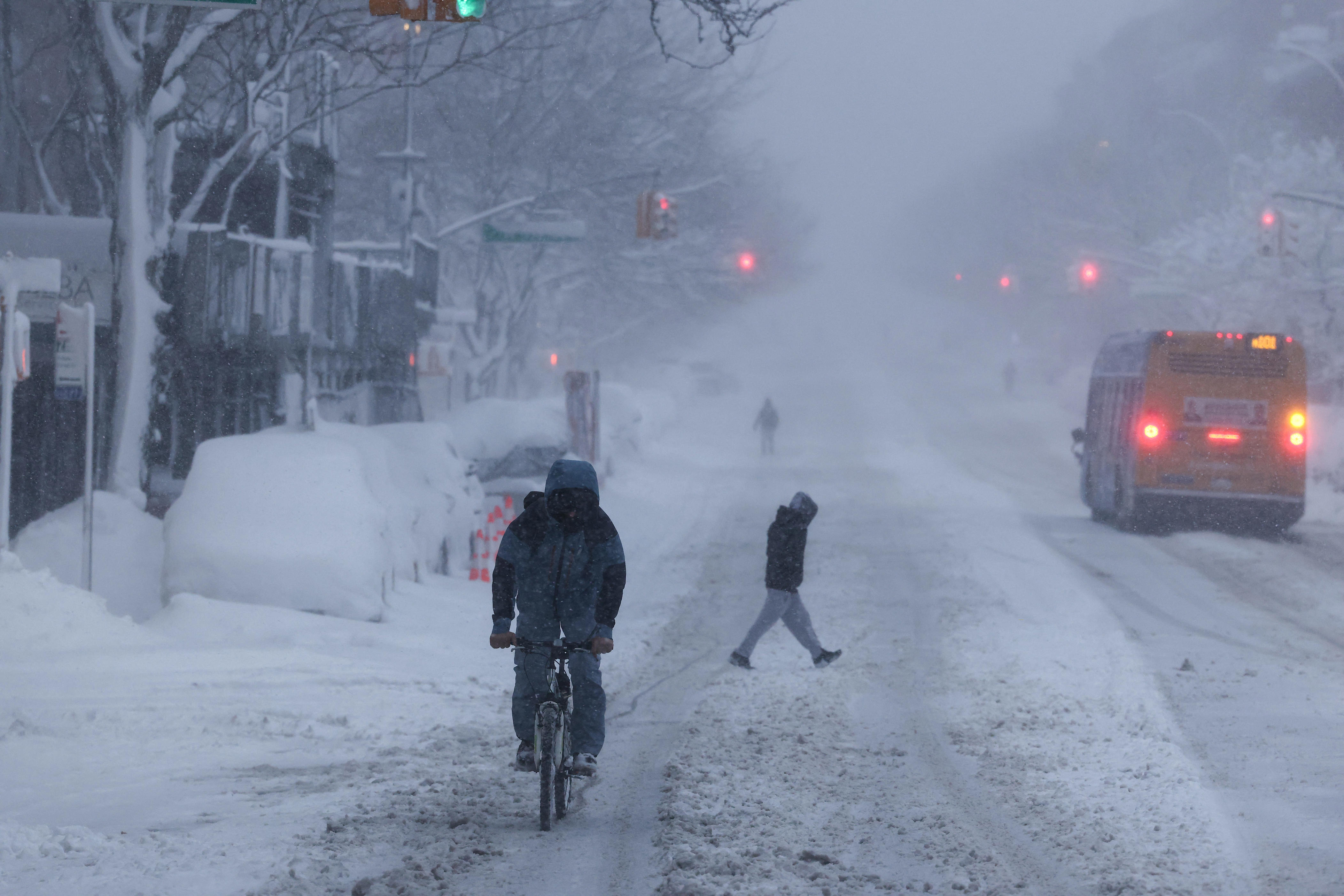 Up to a foot of snow in NY as 'megastorm' hits. See where 10 inches ...