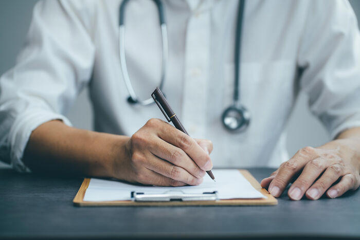 People share 30 of the funniest physicians’ notes that they have ever seen