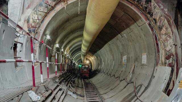 Without disruption, DMRC digs tunnel under operational railway line ...