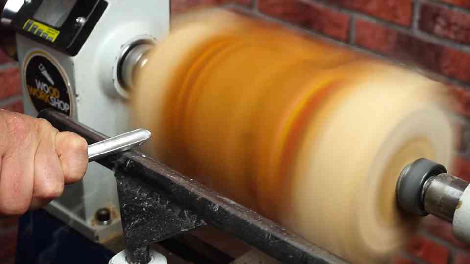 Woodturning a vase (wood & pencil combination)
