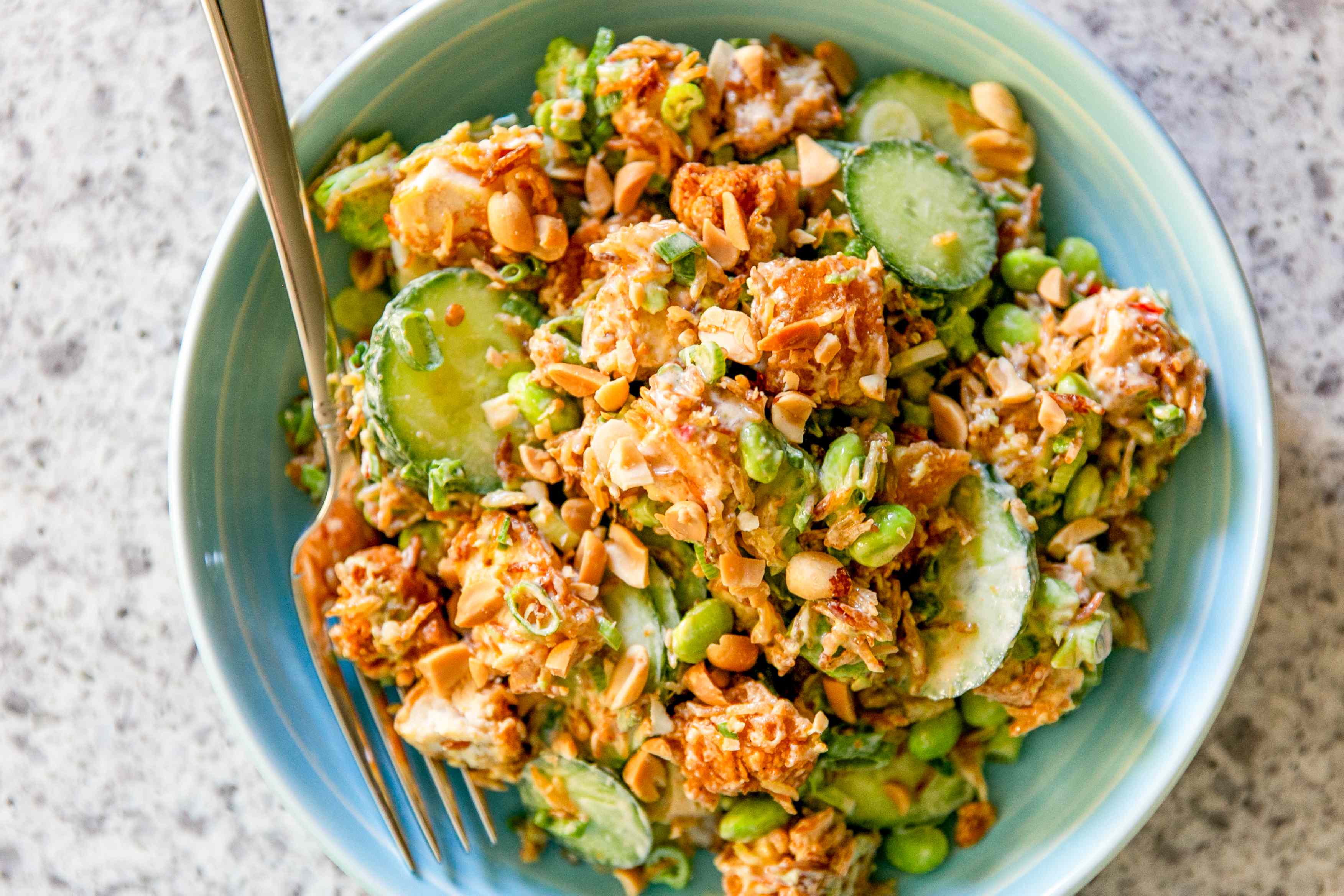 I can’t stop making this crispy rice chicken bowl