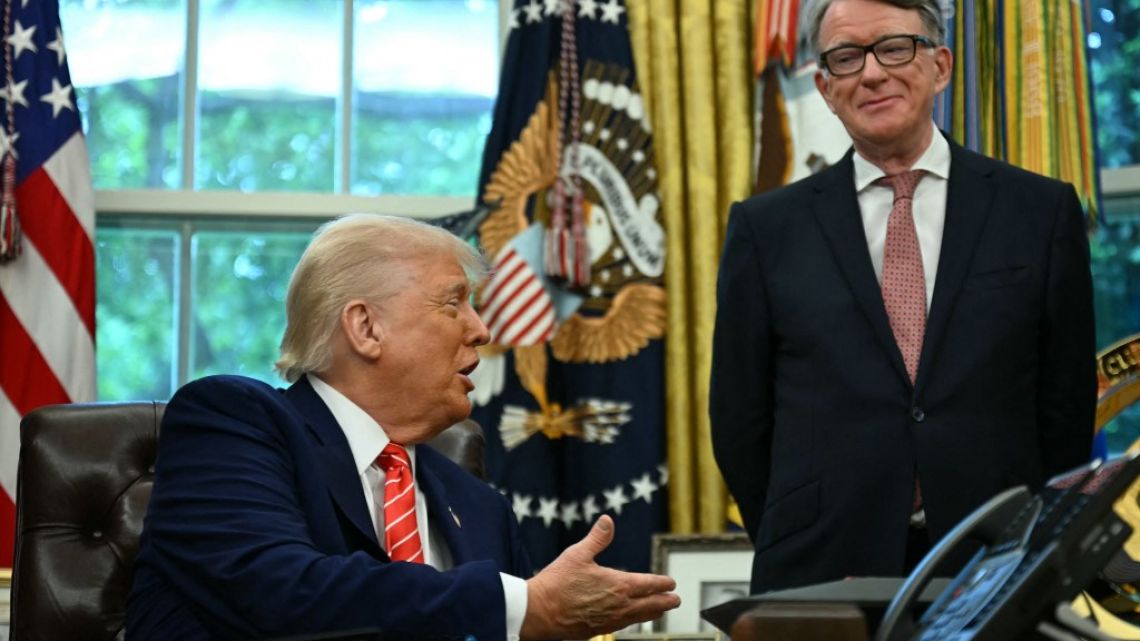 Los archivos Epstein siguen golpeando a la élite británica: la policía detuvo a un exembajador del partido laborista