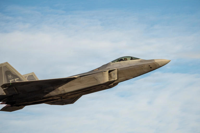 A US Air Force F-22 Raptor just showed off how it might work with a ...