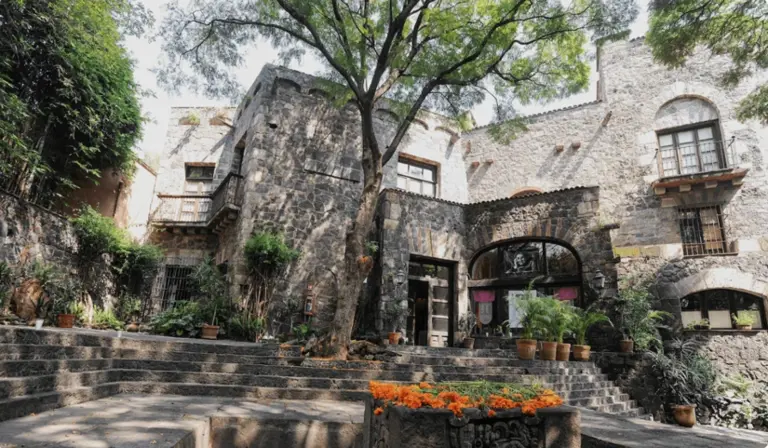 El castillo secreto de Coyoacán donde las leyendas del cine vivían hasta el  amanecer