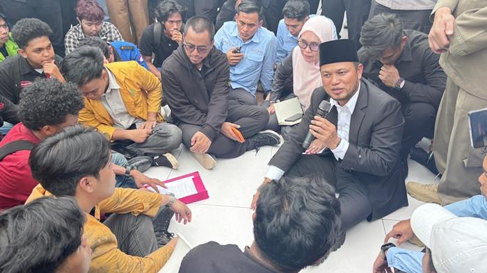 MOBIL DINAS RP 8,5 M - Gubernur Kalimantan Timur, Rudy Mas'ud saat menemui massa Aliansi Geram di halaman kantor Gubernur Kaltim. Senin (23/2/2026). Pengadaan mobil dinas Gubernur Kaltim senilai Rp 8,5 M menjadi salah satu sorotan massa. (TribunKaltim.co/Raynaldi Paskalis)