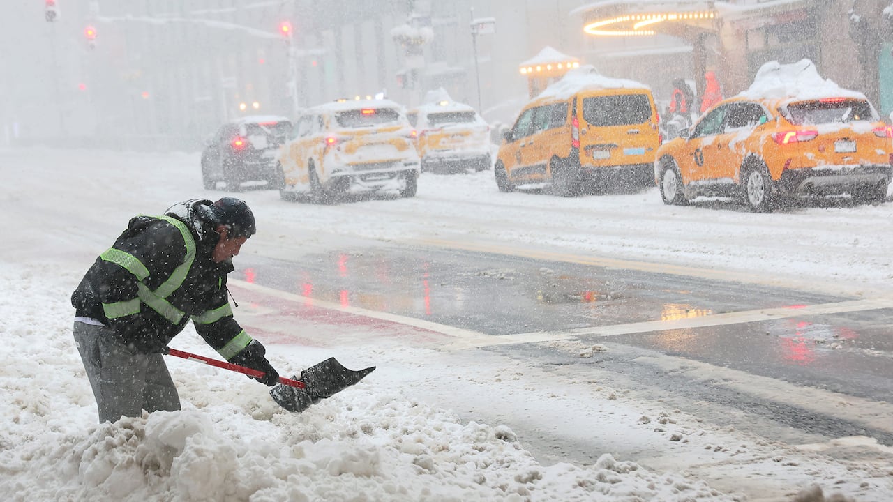 Winter storm dumps 50 cm of snow on New York City