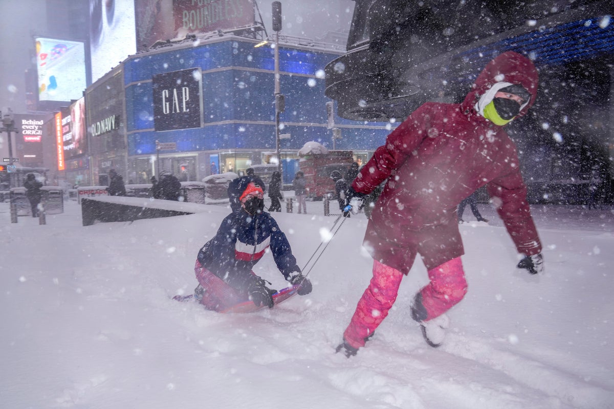 Record snowfall reached in Northeast and thousands of flights canceled