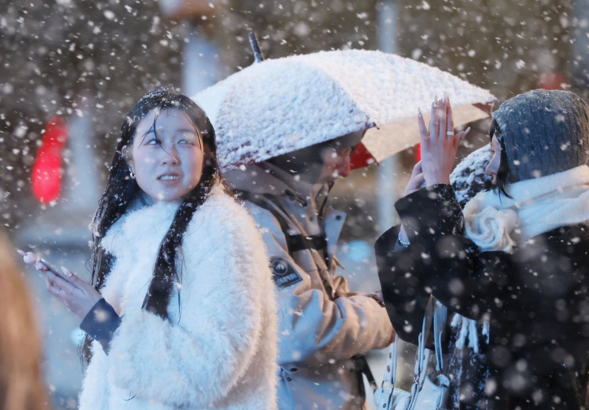 Winter storm pounds New York City with heavy snowfall