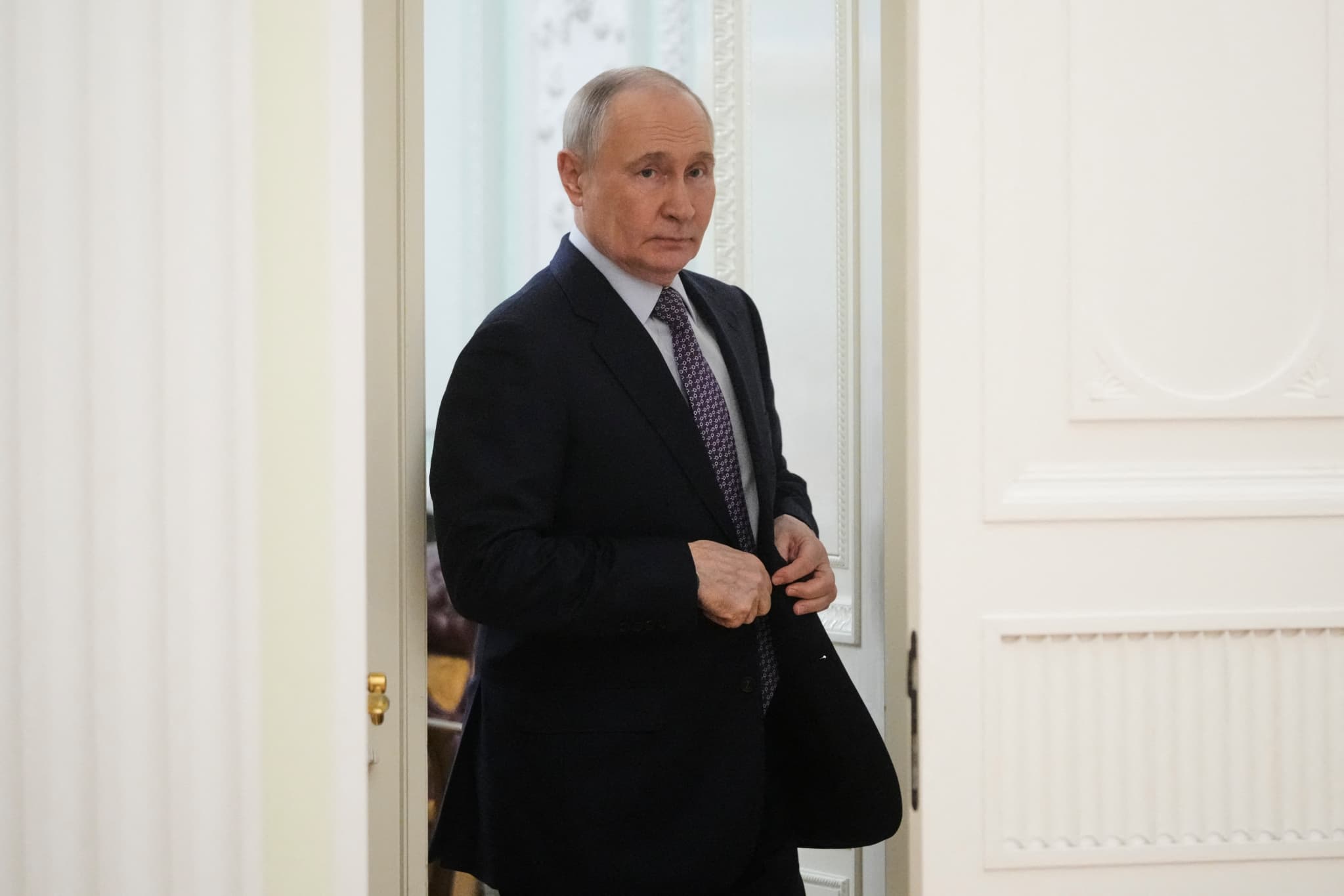 Le président russe Vladimir Poutine arrive au palais du Sénat du Kremlin à Moscou le 18 février 2026 pour rencontrer le ministre cubain des Affaires étrangères.