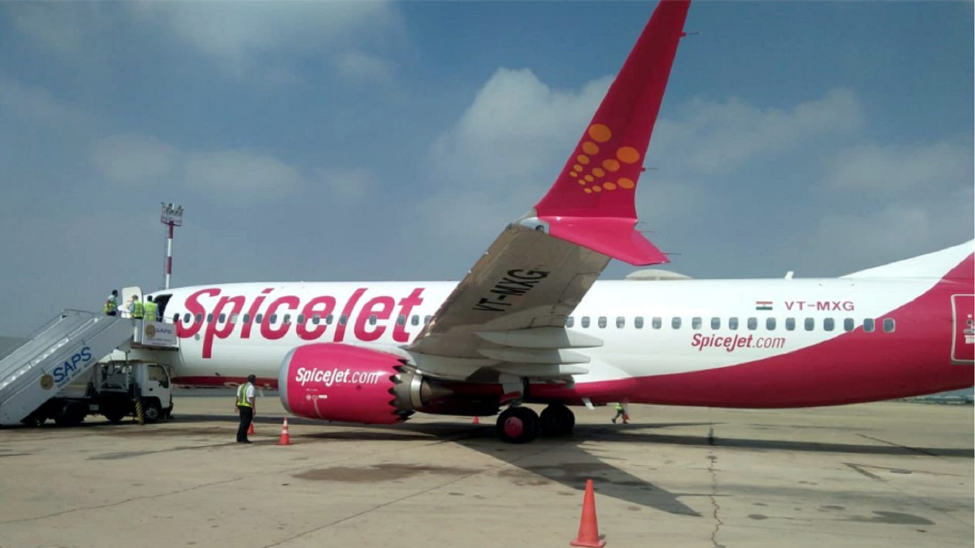 Engine failure triggers full emergency post take-off for SpiceJet Delhi ...
