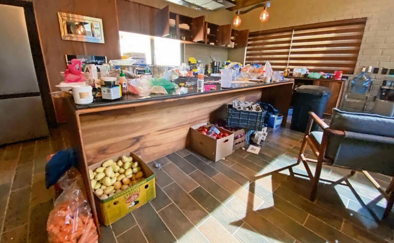 En la cocina se encontraron grandes cantidades de alimentos, sobre todo frutas y verduras. Foto: Valente Rosas / EL UNIVERSAL