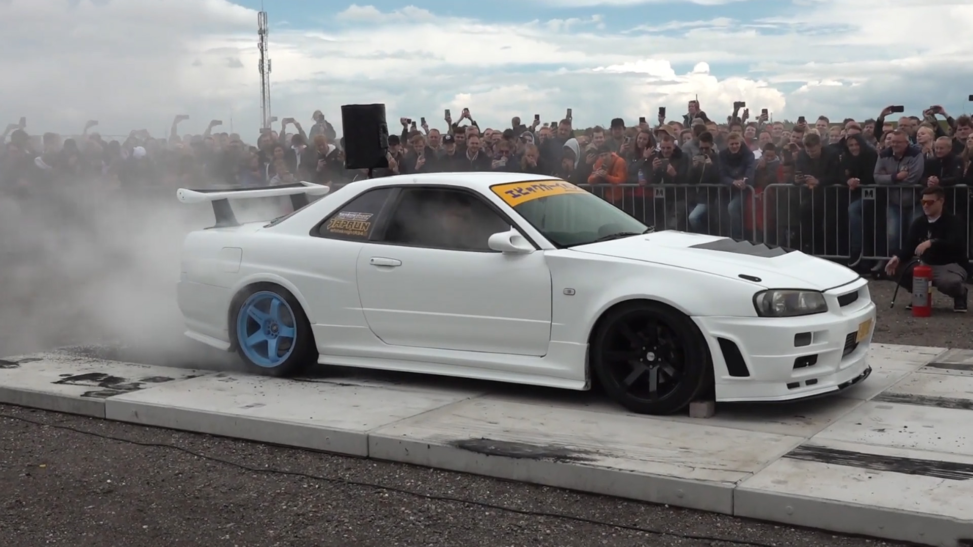 Turbo R34 GTT zorgt voor burnout-spektakel voor het publiek