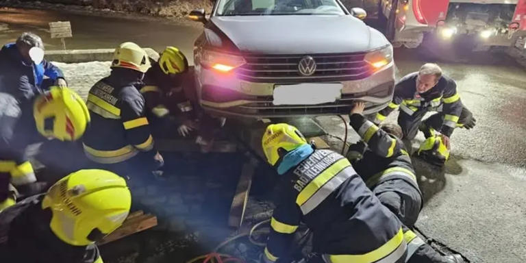 Auf einer Mauer aufgesessen: Kärntner Feuerwehr musste Pkw bergen