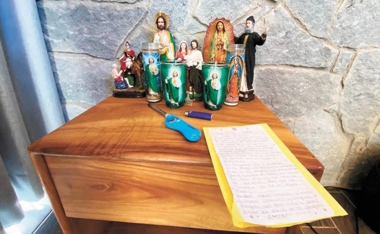 En la cabaña había imágenes de la Virgen de Guadalupe, San Chárbel y San Judas Tadeo. Foto: Valente Rosas / EL UNIVERSAL