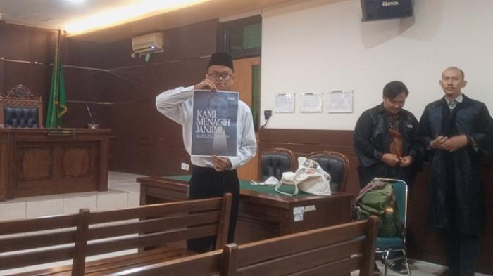 LANGSUNG BEBAS - Sidang aktivis Perdana Arie dengan agenda putusan di Pengadilan Negeri (PN) Sleman, Senin (23/2/2026). Perdana Arie divonis 5 Bulan dan 3 Hari, Langsung Bebas dari Tahanan. (Tribun Jogja/Ahmad Syarifudin)