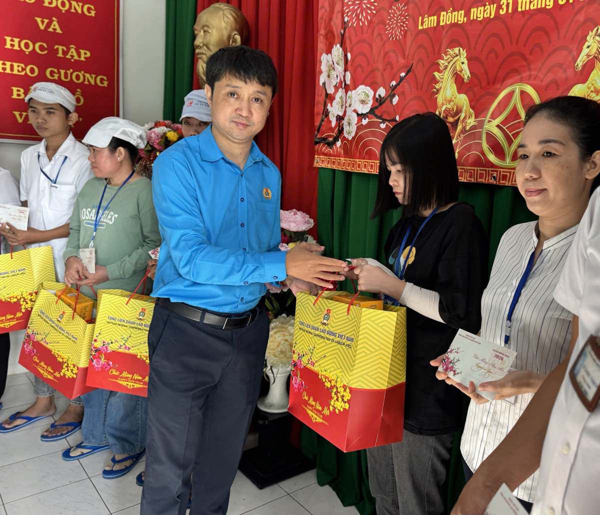 Công đoàn Lâm Đồng trao quà động viên người lao động đầu năm mới
