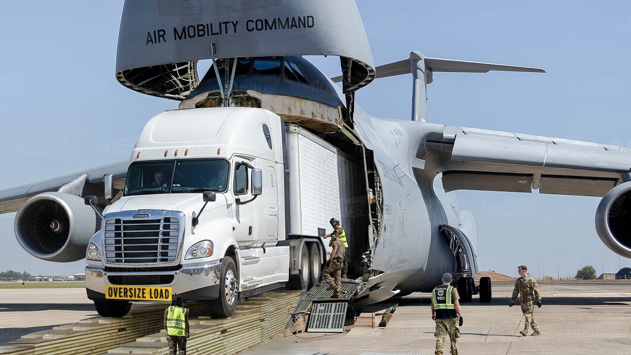 The crazy process of loading US Air Force’s largest aircraft ever<br>