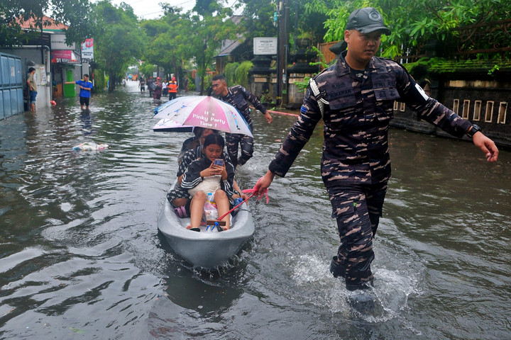 Cuaca ekstrem mengakibatkan lima penerbangan terpaksa dialihkan dari Bandara Internasional I Gusti Ngurah Rai, pada Selasa (24/2). Cuaca ekstrem tersebut yakni hujan lebat dan angin kencang.