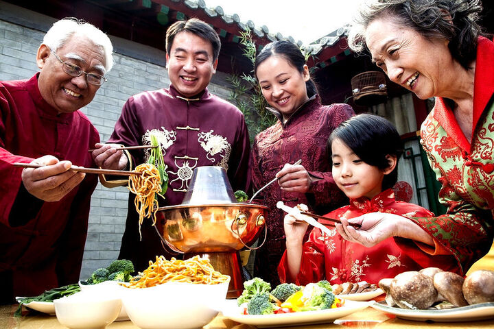 Lẩu đem đến tinh thần gắn bó, đoàn kết trong bữa ăn gia đình. (Ảnh: iStock)