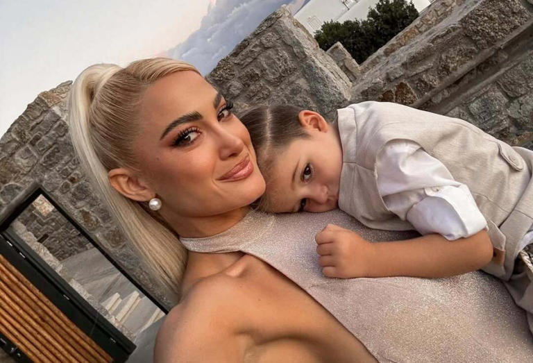 Τα τελευταία τρία χρόνια, όπως έχει δηλώσει επανειλημμένα, προτεραιότητά της αποτελεί ο γιος της, Πάρης. Η μητρότητα, σύμφωνα με την ίδια, έχει αλλάξει τις ισορροπίες της ζωής της.