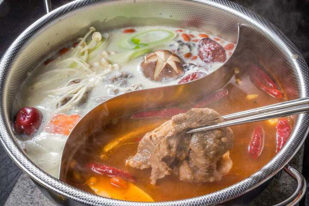 Lẩu rất đa dạng tại Trung Quốc, thậm chí có loại 2 ngăn, 4 ngăn. (Ảnh: SCMP)