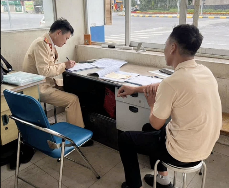 Xe đầu kéo làm rơi gạch xuống đường, tài xế bị phạt 3 triệu đồng