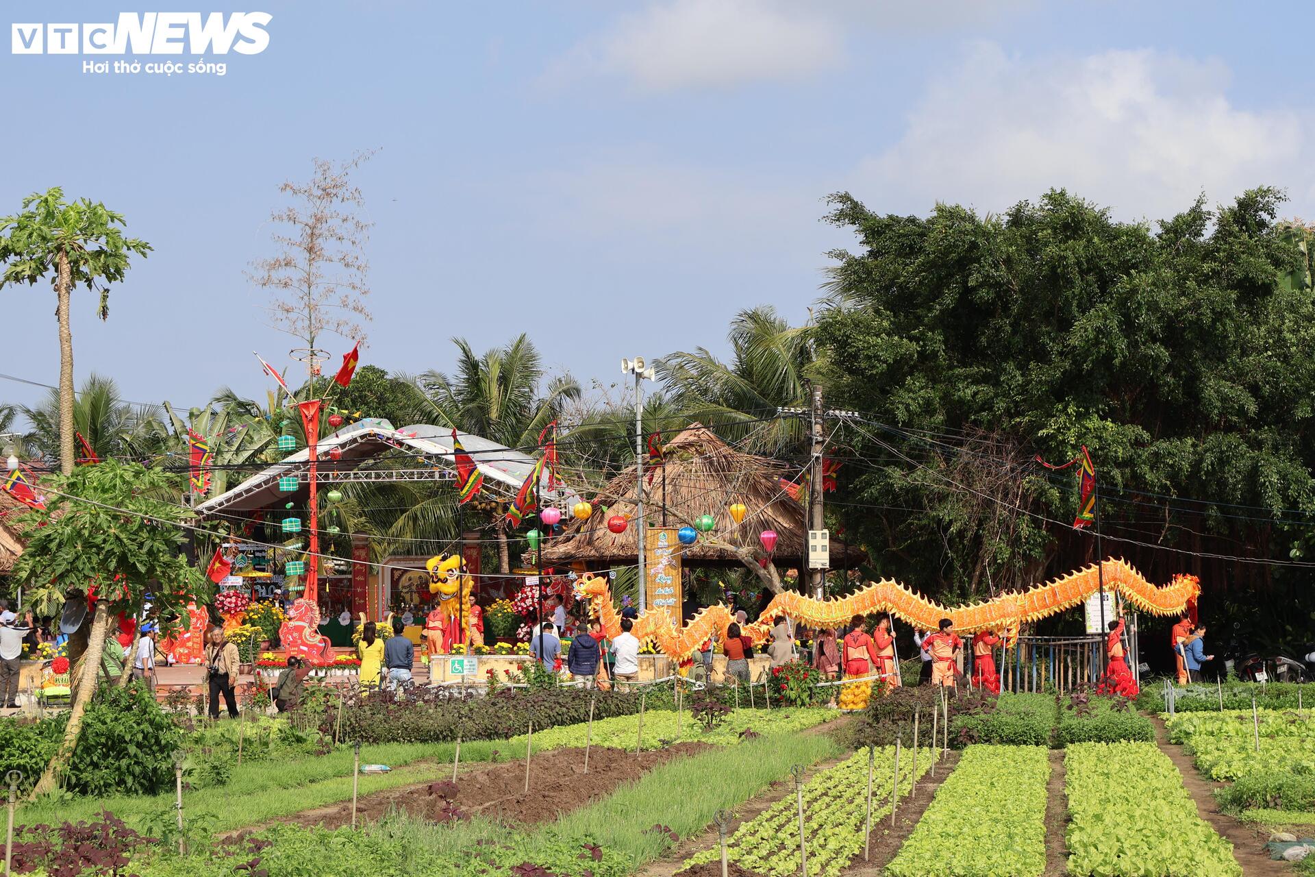 Du khách 'sắm vai' nông dân, gánh nước, trồng rau ở làng rau sạch 400 năm tuổi