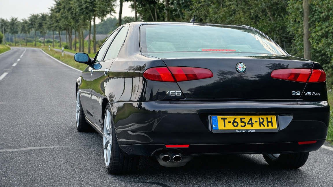 Alfa Romeo 166 klassieke V6 op hoge snelheid