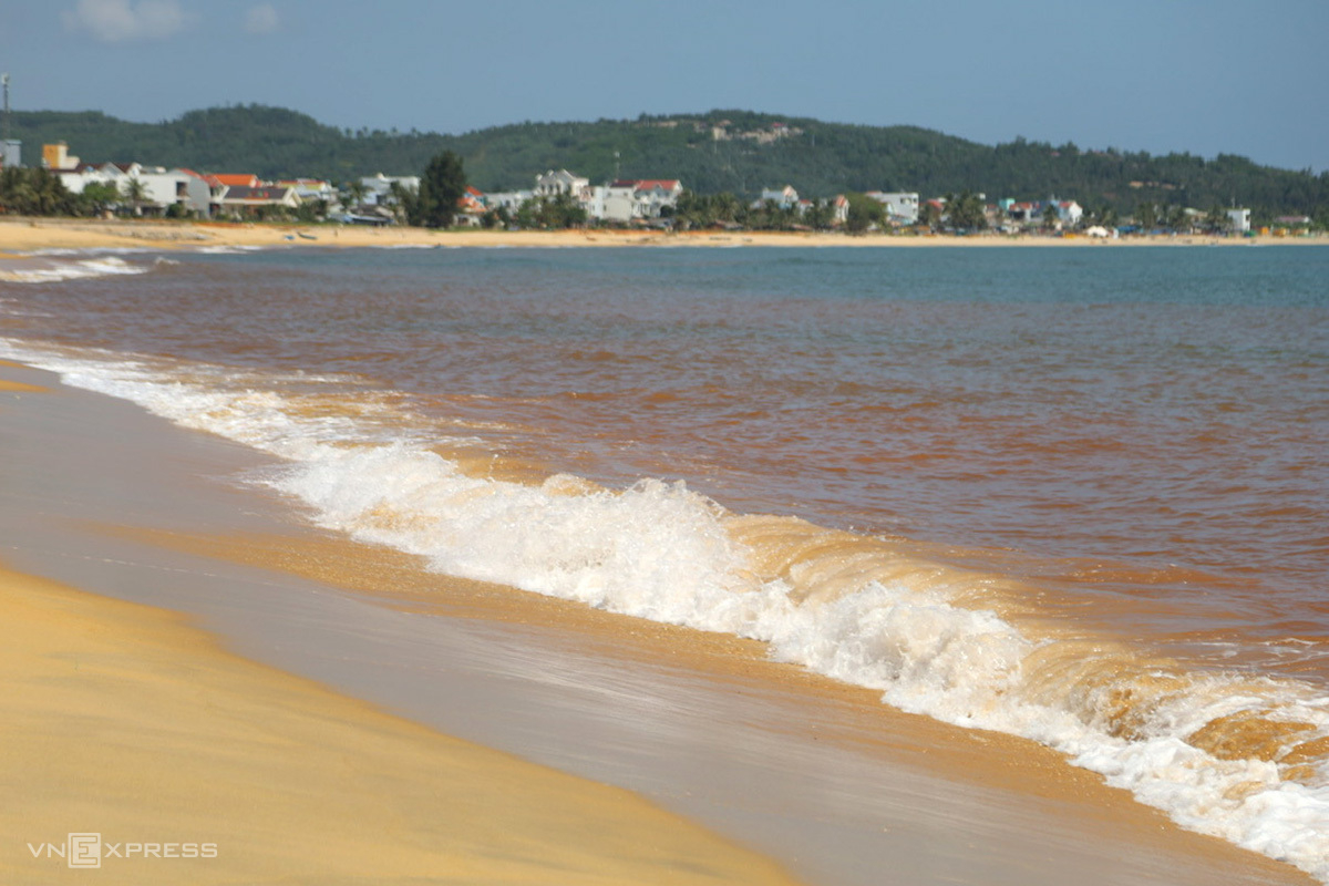 Biển Gia Lai xuất hiện dải nước màu đỏ dài hơn một km