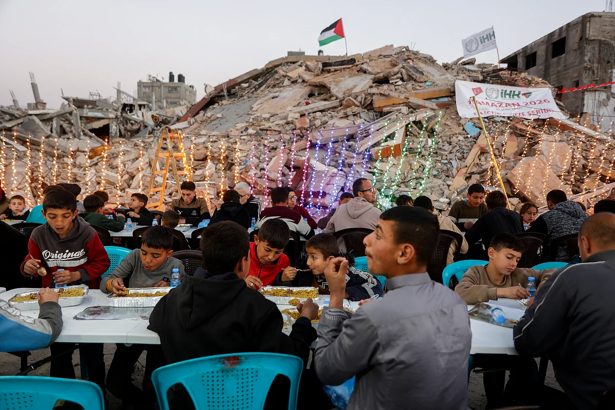 Ramadan in Gaza: Palestinians break fast among rubble of destroyed homes