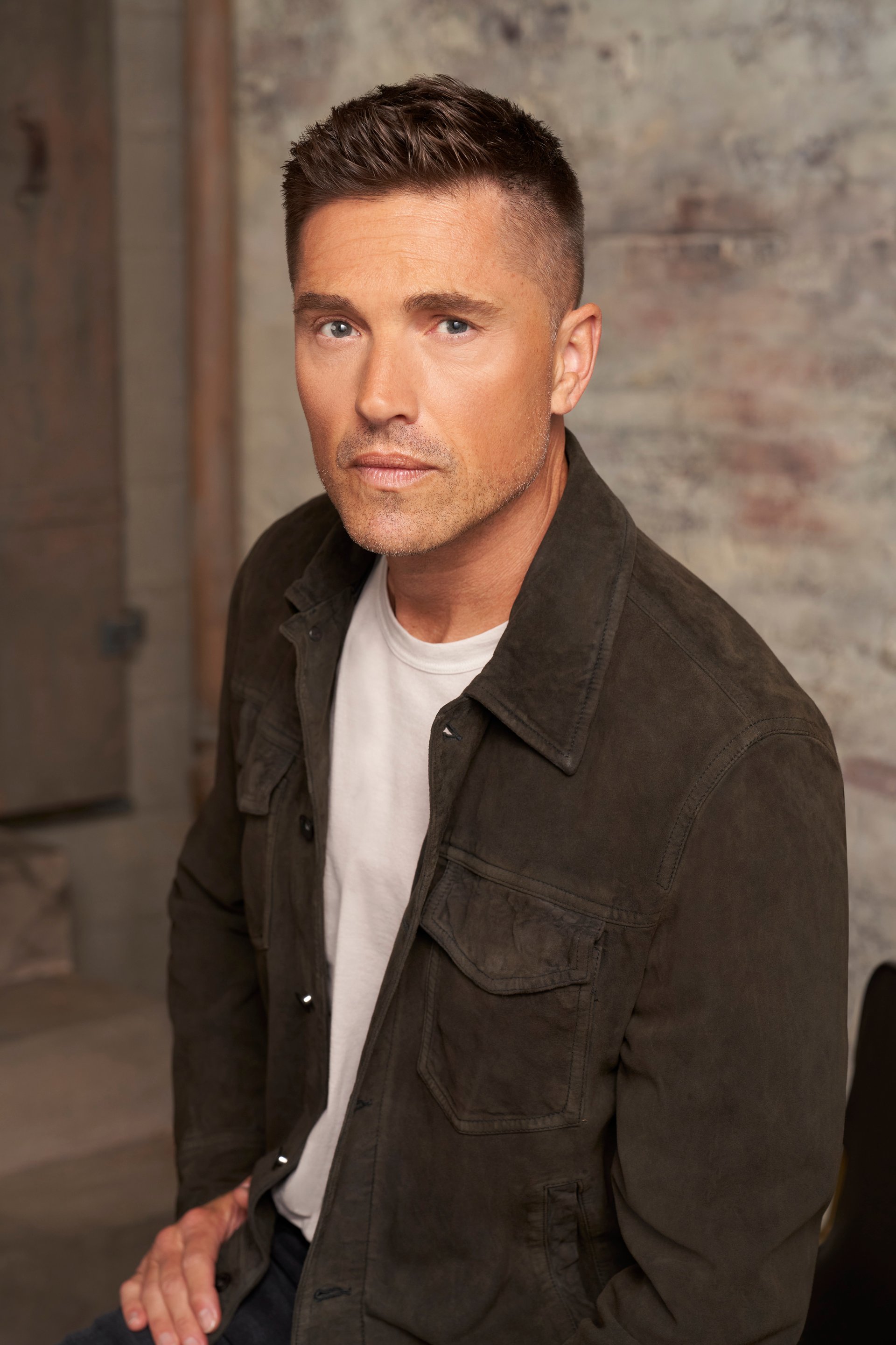 Bekannt aus „The Rookie“: So sah Tim-Bradford-Darsteller Eric Winter ...