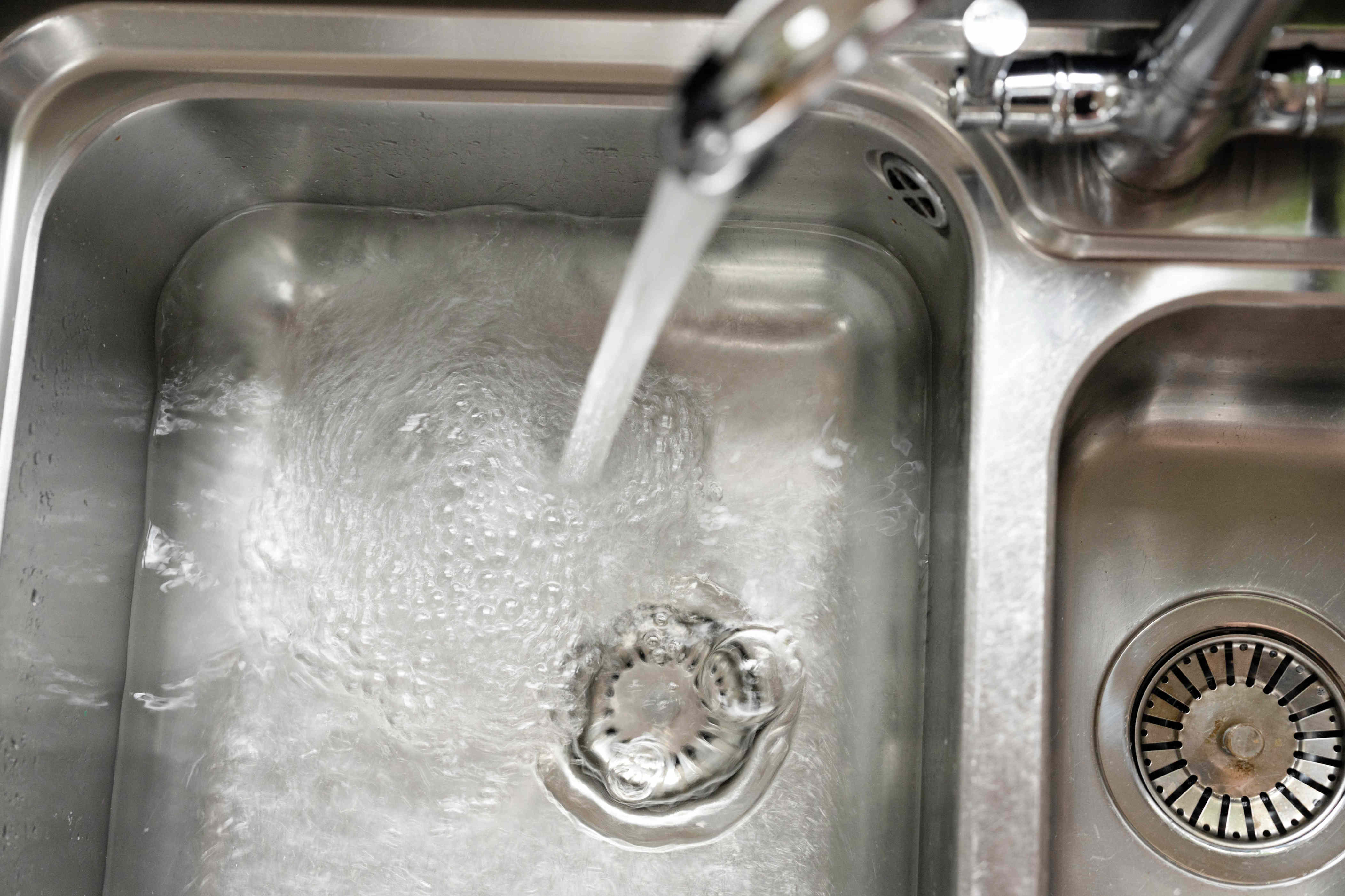 6 common kitchen habits plumbers say are slowly ruining your pipes