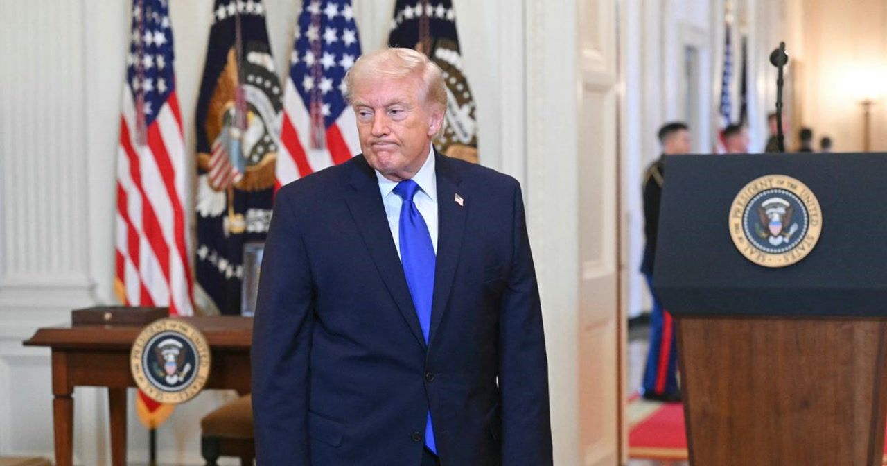 Confusion as 'feeble' Trump walks off White House ceremony