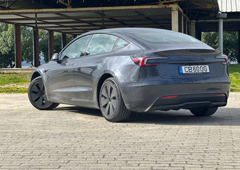 Model 3 Premium Long Range RWD: conduzimos o Tesla que parece que ...