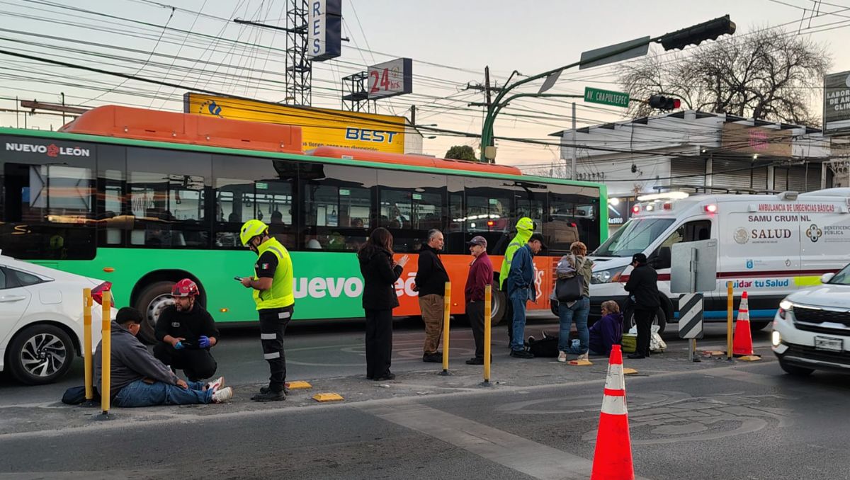 Atropellan a mujer y a su sobrino al intentar cruzar avenida en Monterrey