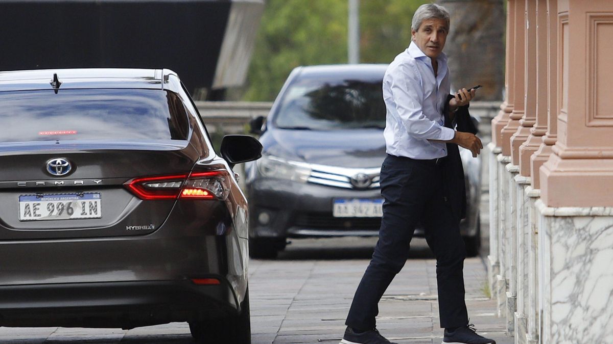 El ministro de Economía, Luis "Toto" Caputo, al ingresar a la Casa Rosada.
