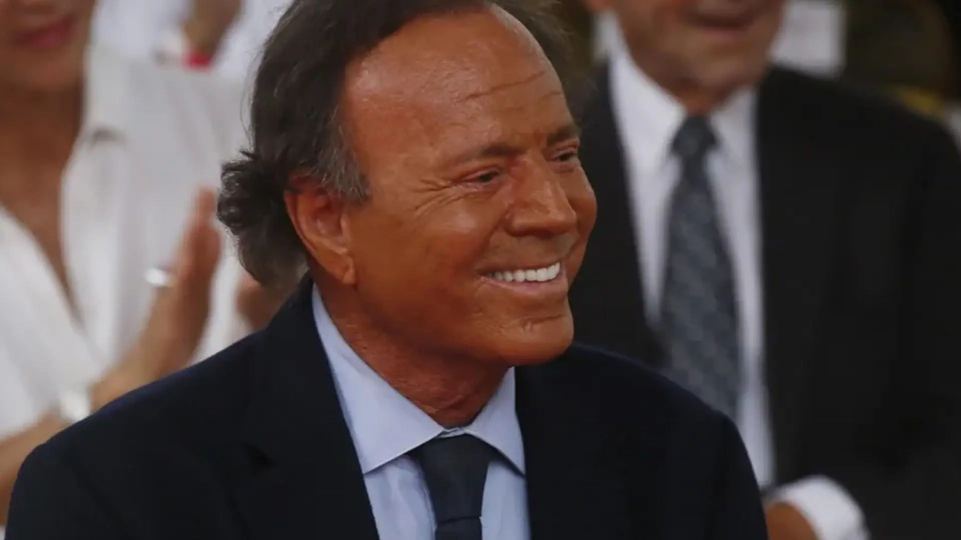 Julio Iglesias demanda a Yolanda Díaz por atribuirle la condición de ...