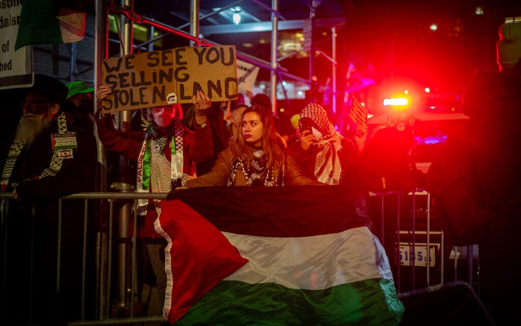 Poll finds New Yorkers back protest buffer zones as both sides gear up ...