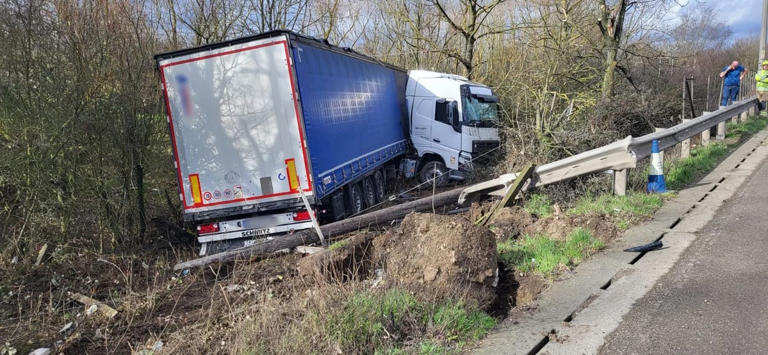 M25 chaos as motorway shut in both directions after lorry crash