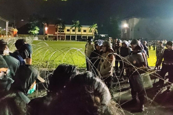 Sejumlah massa mendatangi Polda DIY, Selasa (24/2/2026). Foto: Arfiansyah Panji Purnandaru/kumparan