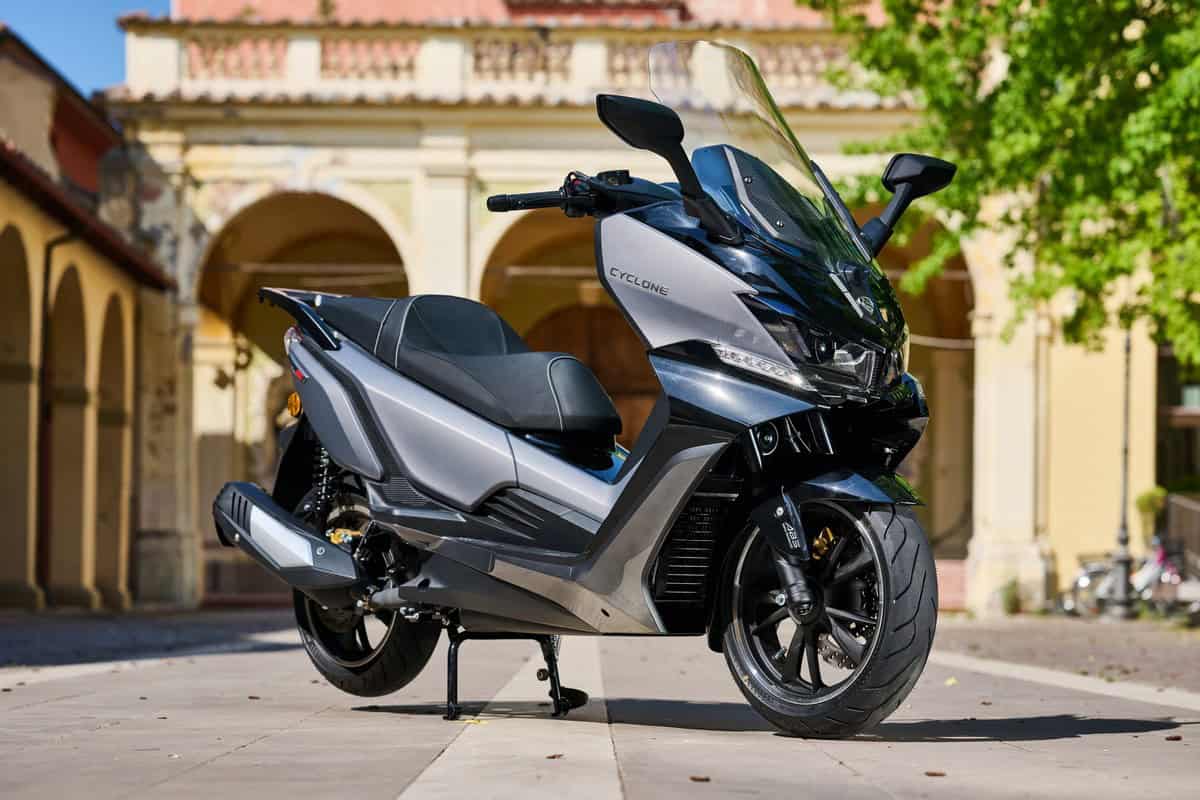 Cyclone RT3S: il midi scooter da 289 cc che punta al comfort urbano