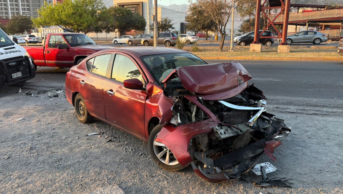 Choque entre camión y auto deja dos lesionados en carretera a Saltillo ...