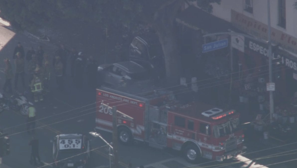 4 injured when car crashes into tree in downtown LA