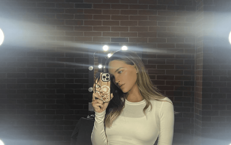 Belinda frente al espejo