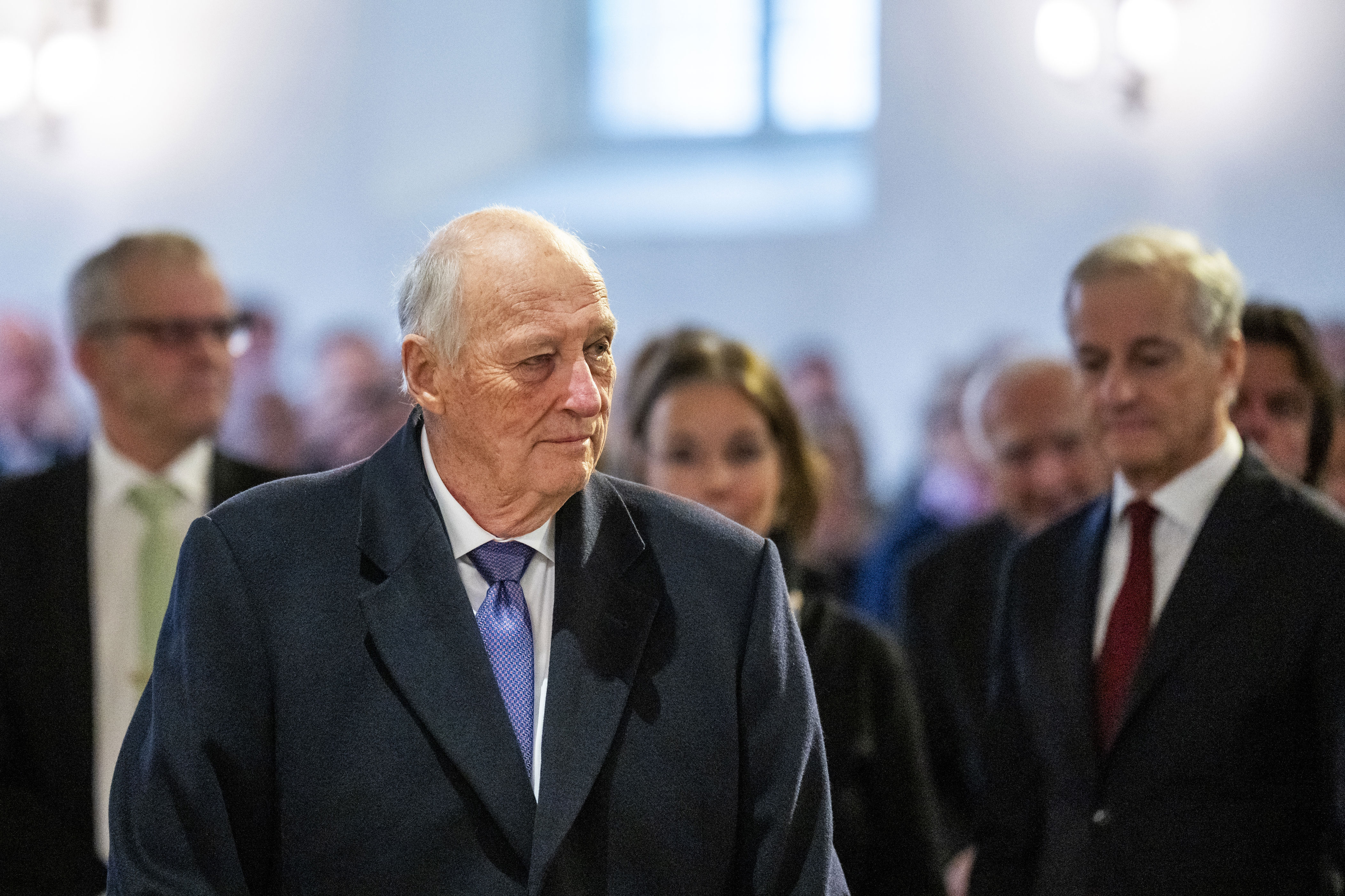 Kong Harald er lagt inn på sykehus. Statsminister Jonas Gahr Støre (Ap) ønsker god bedring. Her er de to i Oslo domkirke i februar i fjor. Foto: Fredrik Varfjell / POOL / NTB